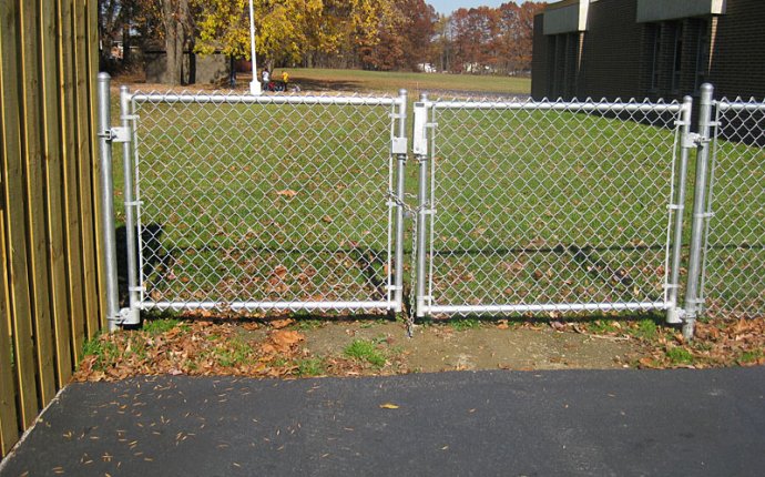 install chain link fence gate